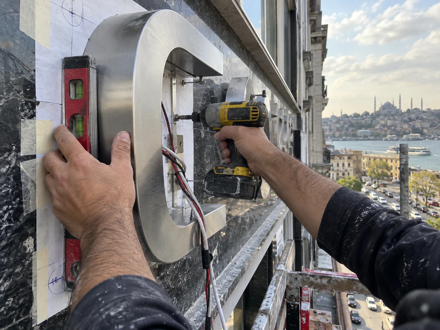 Kutu harfin cepheye hassas biçimde montajı