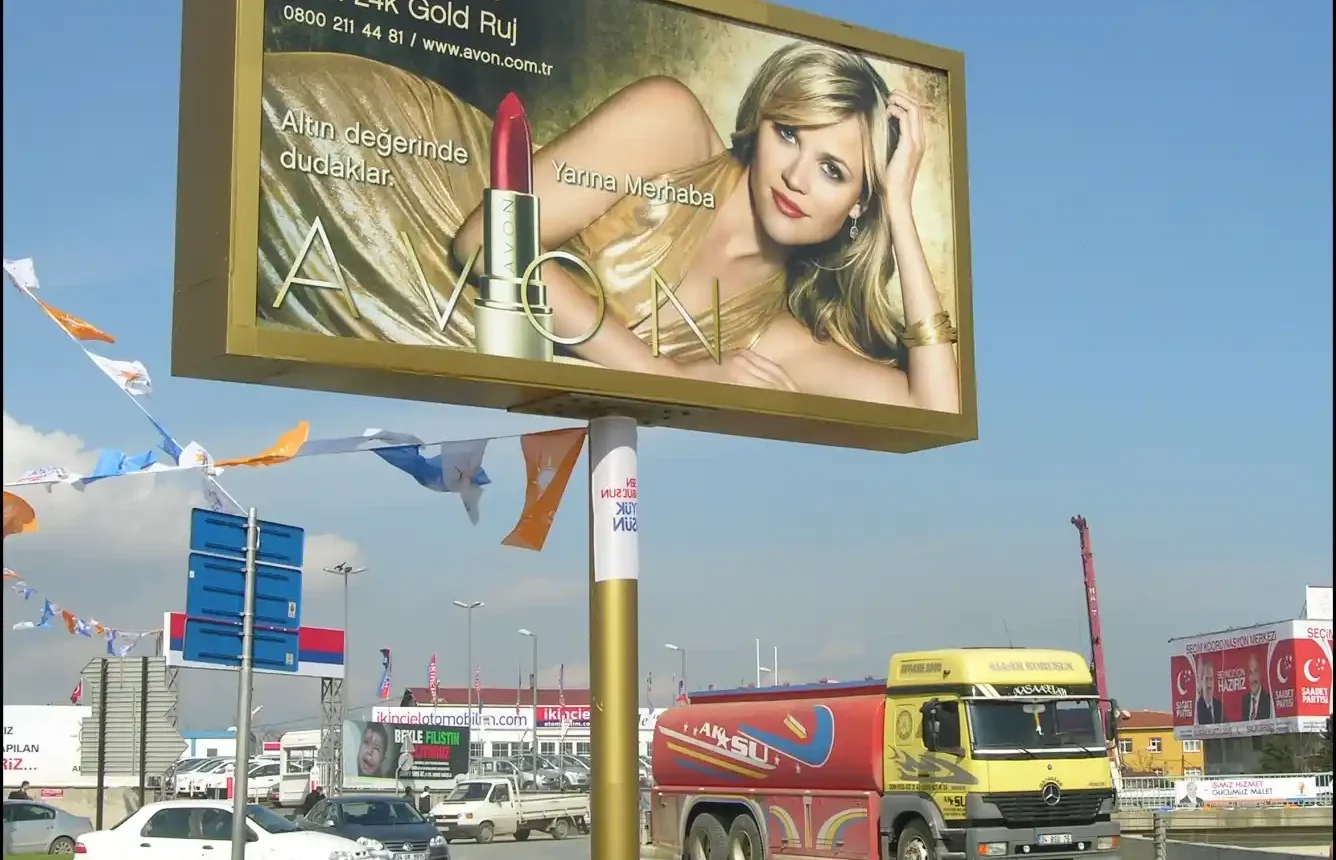 Avon Büyük Ebat Açık Hava Reklam Panosu